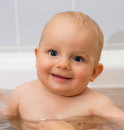 幼儿急疹退烧后疹子痒可以洗澡吗？